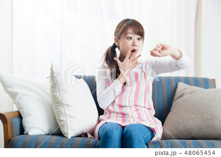 エプロン姿の女性・ソファ 48065454