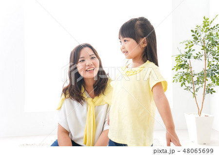 おかあさんと子ども 48065699