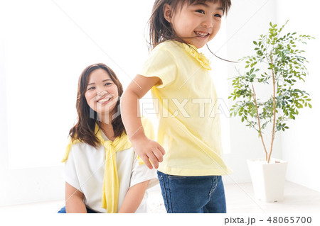 おかあさんと子ども おかあさんと子ども 48065700