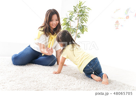 おかあさんと子ども 48065705