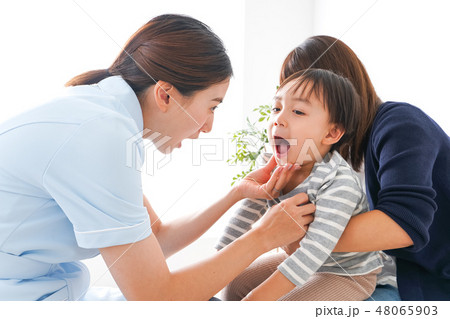 子どもと歯医者さん 48065903