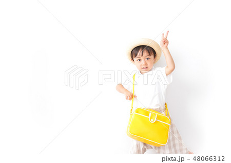 幼稚園に行く子供 48066312