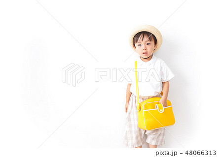 幼稚園に行く子供 48066313