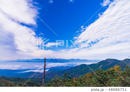 【山梨県】秋の国師ヶ岳から望む　金峰山　南アルプス 48066751
