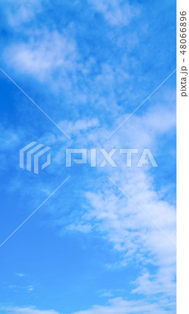 2月の空（縦） 48066896