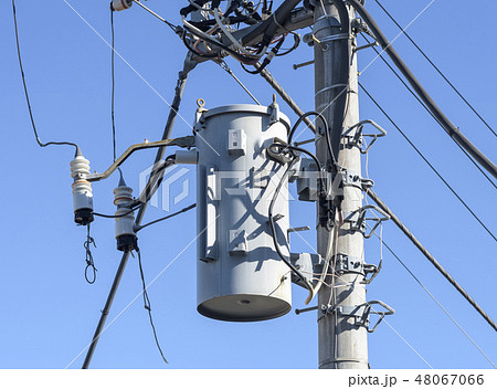 電柱に取り付けられた柱上変圧器 電柱に取り付けられた柱上変圧器 48067066