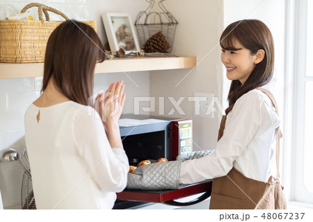 女性 パン 女性 パン 48067237