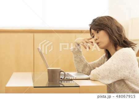 女性 ライフスタイル パソコン SNS インターネット 女性 ライフスタイル パソコン SNS インターネット 48067915