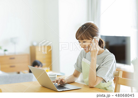 主婦　パソコン 48068045