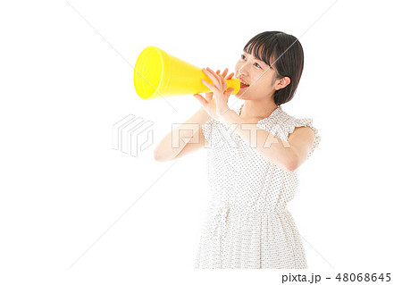 メガフォンを使い応援をする若い女性 メガフォンを使い応援をする若い女性 48068645