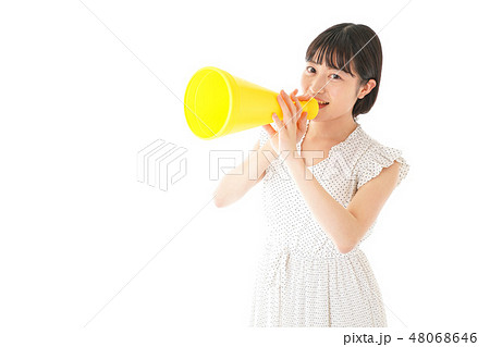 メガフォンを使い応援をする若い女性 48068646