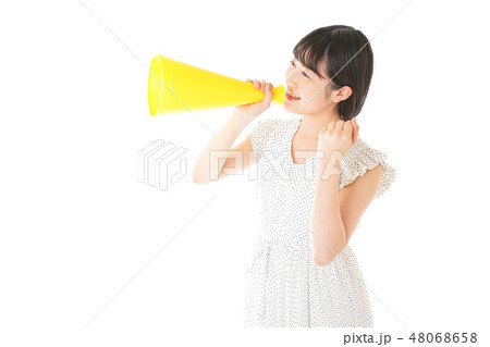 メガフォンを使い応援をする若い女性 48068658