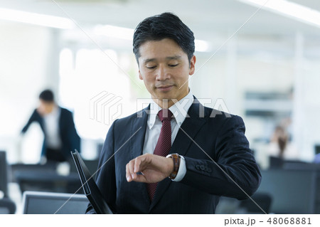 ミドルビジネスマン 48068881