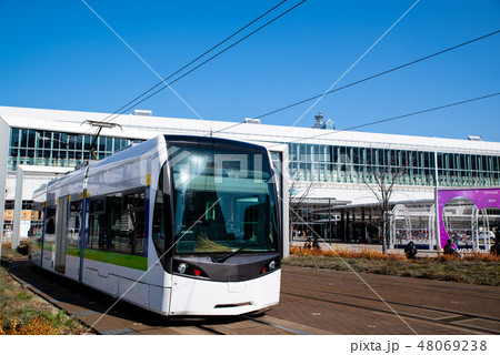 路面電車が走る富山駅南口駅前 2019.02　c 48069238