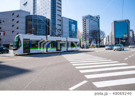 路面電車が走る富山駅南口駅前交差点　2019.02 48069240