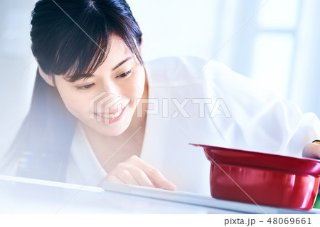 料理をする女性 料理をする女性 48069661