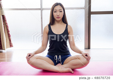 あぐらをして座る女性 48070720