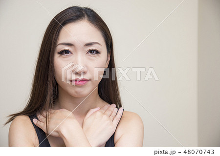 セルフマッサージをする女性 48070743