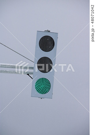 雪が降る日のフラット型の着雪対策信号機・北海道函館市内。 雪が降る日のフラット型の着雪対策信号機・北海道函館市内。 48071042