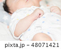赤ちゃんのお昼寝 48071421