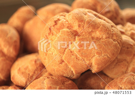 シュー皮（シュークリームの皮） 48071553