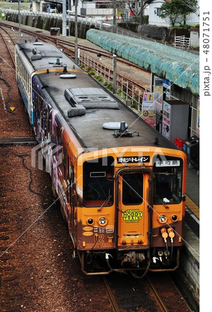 窪川駅に停車中の予土線普通列車(キハ32形海洋堂ホビートレイン) 窪川駅に停車中の予土線普通列車(キハ32形海洋堂ホビートレイン) 48071751