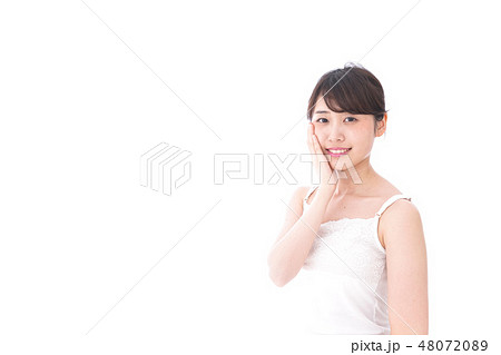 ビューティーケアをする若い女性 48072089