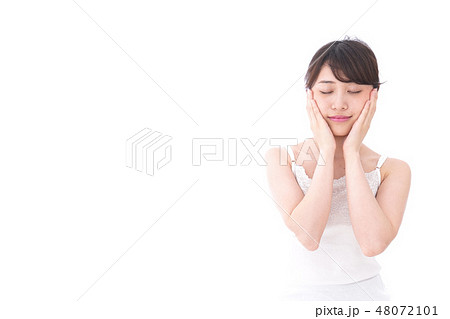 ビューティーケアをする若い女性 48072101