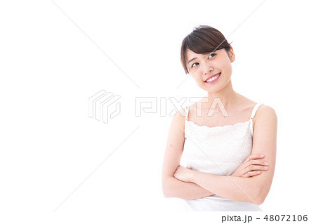 ビューティーケアをする若い女性 48072106