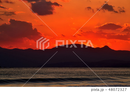 片瀬海岸からの夕焼け空と富士山 48072327