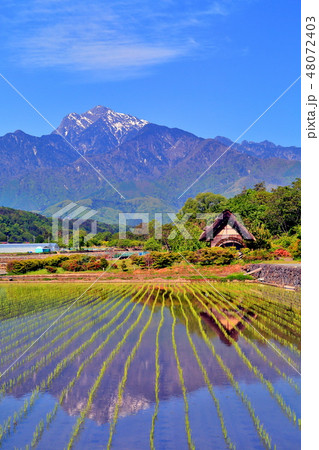 水車の里公園と残雪の甲斐駒ケ岳 水車の里公園と残雪の甲斐駒ケ岳 48072403