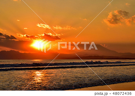 片瀬海岸からの夕焼け空と富士山 48072436