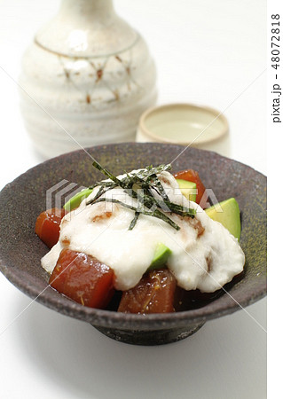 マグロのやまかけとお酒 48072818