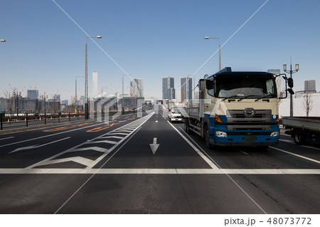 歩道を渡る 48073772