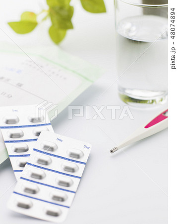 薬イメージ(処方薬 コップ 体温計) 薬イメージ(処方薬 コップ 体温計) 48074894