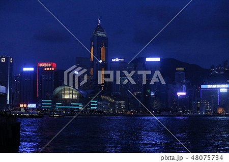 香港、ビクトリア湾の夜景 香港、ビクトリア湾の夜景 48075734