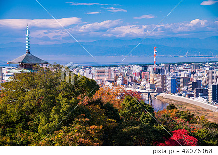 （静岡県沼津市）香貫山香陵台　沼津の街並み 48076068