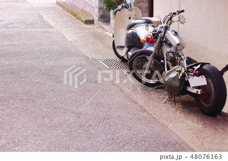 片隅のバイク２台　 48076163