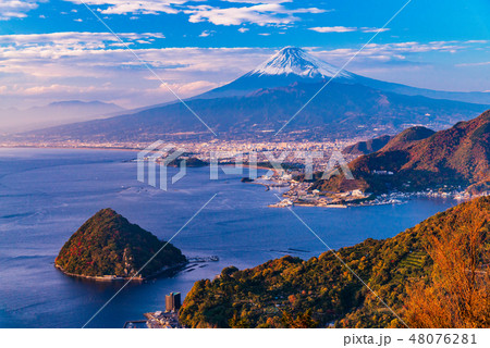 （静岡県）伊豆から眺める富士山　夕景 48076281
