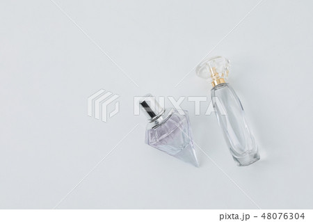 白背景とコピースペース綺麗な香水二つ 48076304