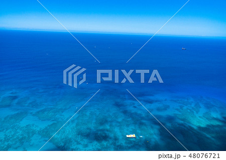 《ハワイ》ワイキキビーチ沖の大海原《航空写真》 《ハワイ》ワイキキビーチ沖の大海原《航空写真》 48076721