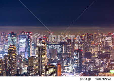 《東京都》雨上がり・霧に包まれた東京の夜景 《東京都》雨上がり・霧に包まれた東京の夜景 48076958