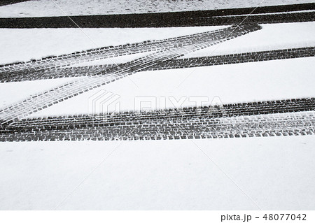 雪とタイヤ跡 48077042