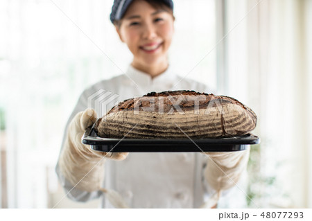 パン屋 料理 働く女性の写真素材
