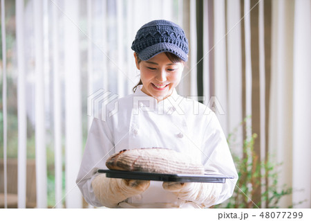 パン屋　料理　働く女性 48077299