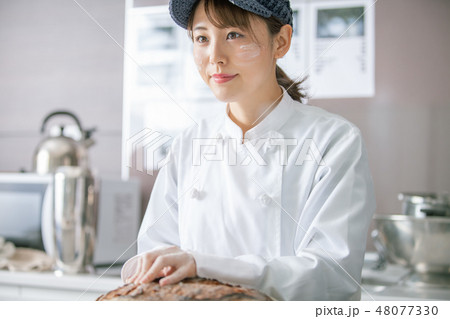 パン屋 料理 働く女性の写真素材