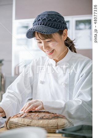 パン屋 料理 働く女性の写真素材