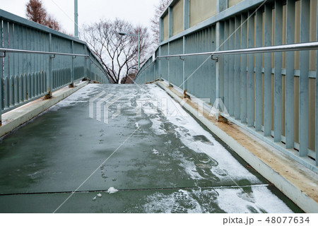 雪がうっすら積もった歩道橋 48077634