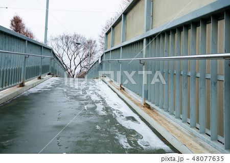 雪がうっすら積もった歩道橋 雪がうっすら積もった歩道橋 48077635