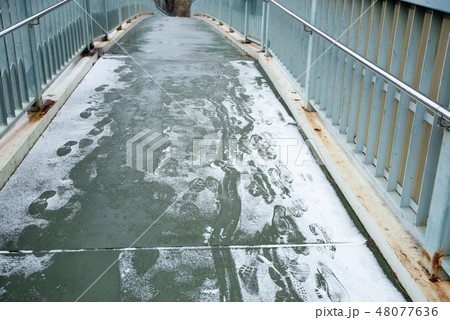 雪がうっすら積もった歩道橋 雪がうっすら積もった歩道橋 48077636